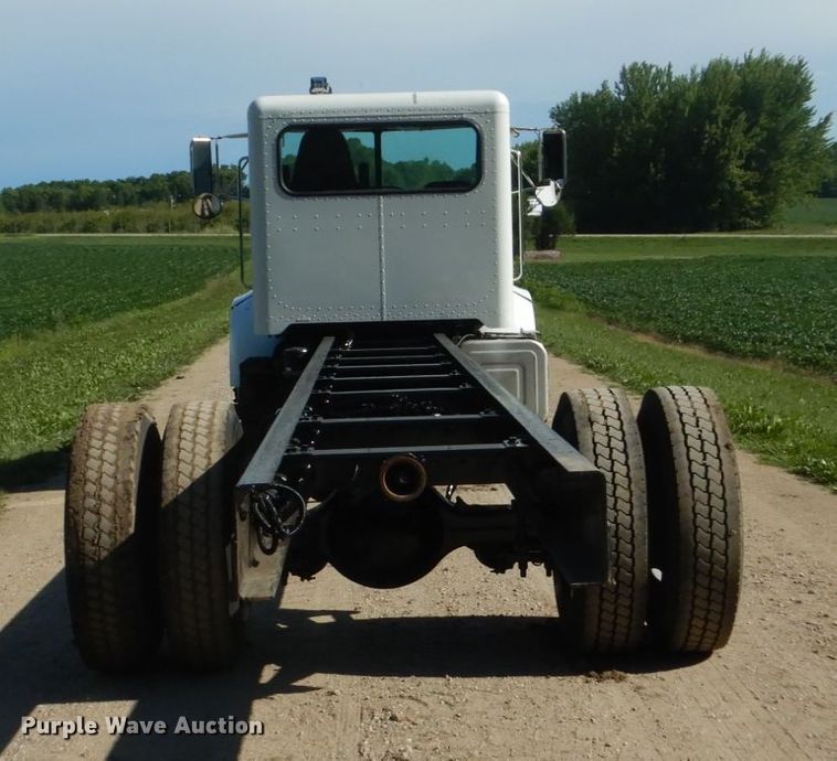 image for item FK9379 2005 Peterbilt 330  truck cab and chassis