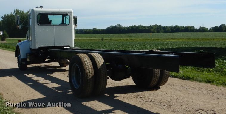 image for item FK9379 2005 Peterbilt 330  truck cab and chassis