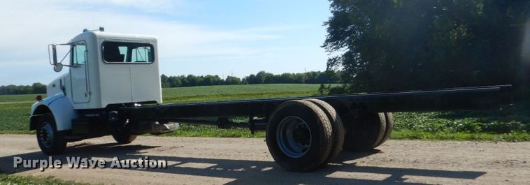 image for item FK9379 2005 Peterbilt 330  truck cab and chassis