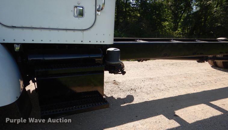image for item FK9379 2005 Peterbilt 330  truck cab and chassis