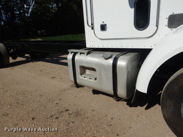 image for item FK9379 2005 Peterbilt 330  truck cab and chassis