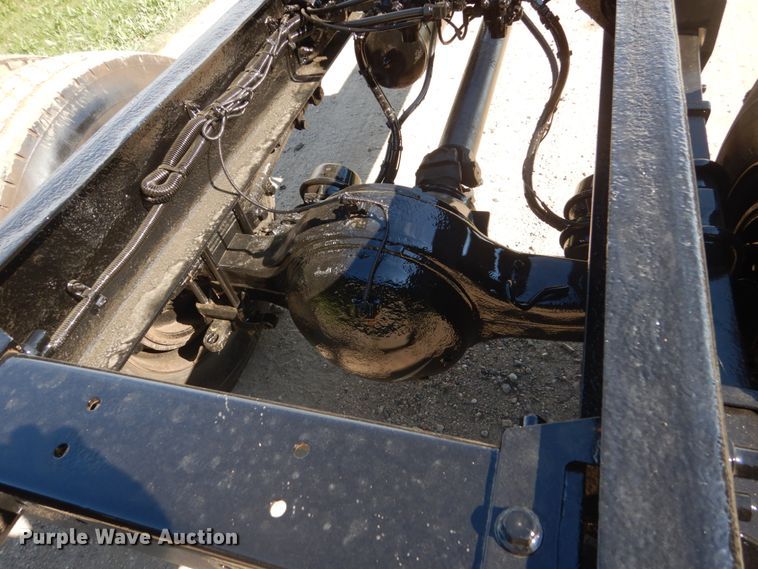 image for item FK9379 2005 Peterbilt 330  truck cab and chassis