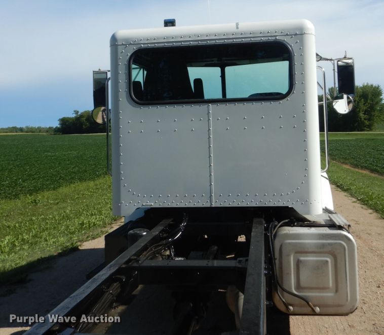 image for item FK9379 2005 Peterbilt 330  truck cab and chassis