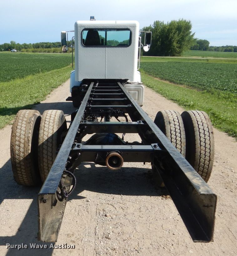 image for item FK9379 2005 Peterbilt 330  truck cab and chassis