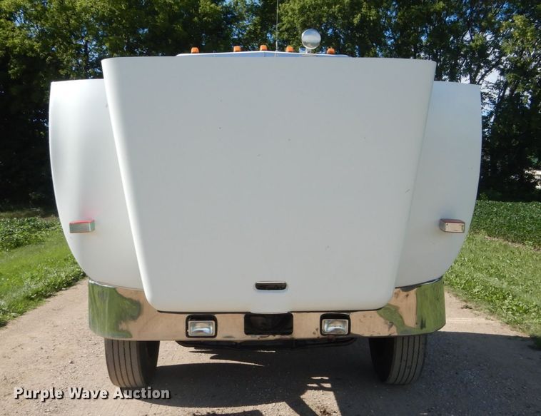 image for item FK9379 2005 Peterbilt 330  truck cab and chassis