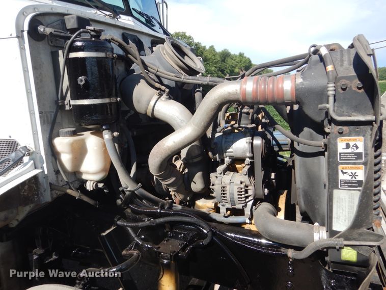 image for item FK9379 2005 Peterbilt 330  truck cab and chassis