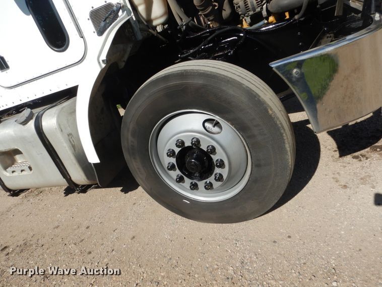 image for item FK9379 2005 Peterbilt 330  truck cab and chassis