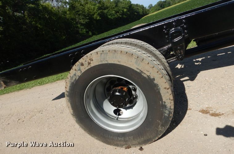 image for item FK9379 2005 Peterbilt 330  truck cab and chassis