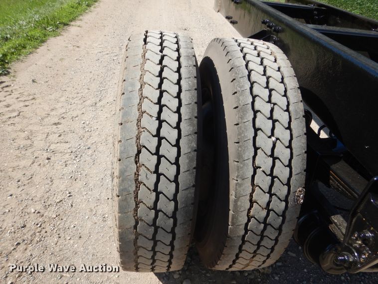 image for item FK9379 2005 Peterbilt 330  truck cab and chassis