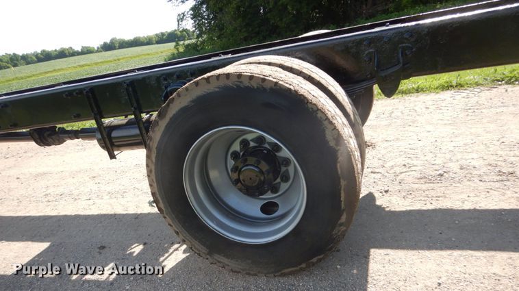 image for item FK9379 2005 Peterbilt 330  truck cab and chassis