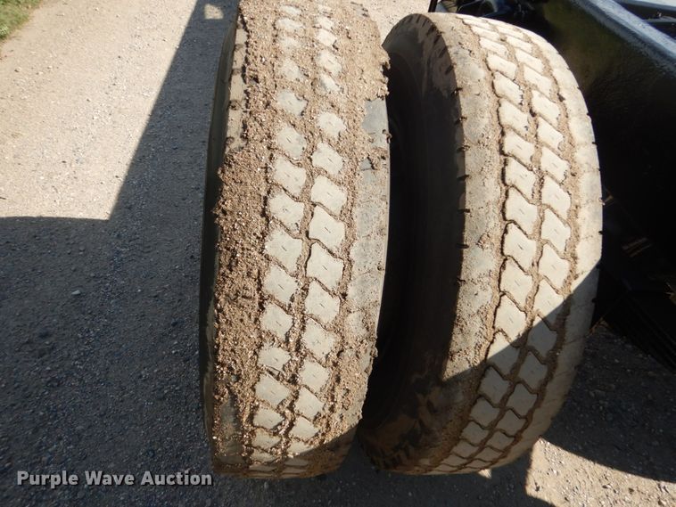 image for item FK9379 2005 Peterbilt 330  truck cab and chassis