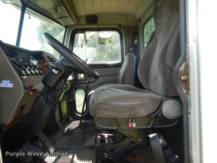 image for item FK9379 2005 Peterbilt 330  truck cab and chassis