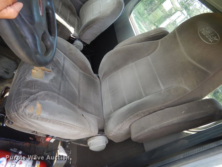 image for item FK9379 2005 Peterbilt 330  truck cab and chassis