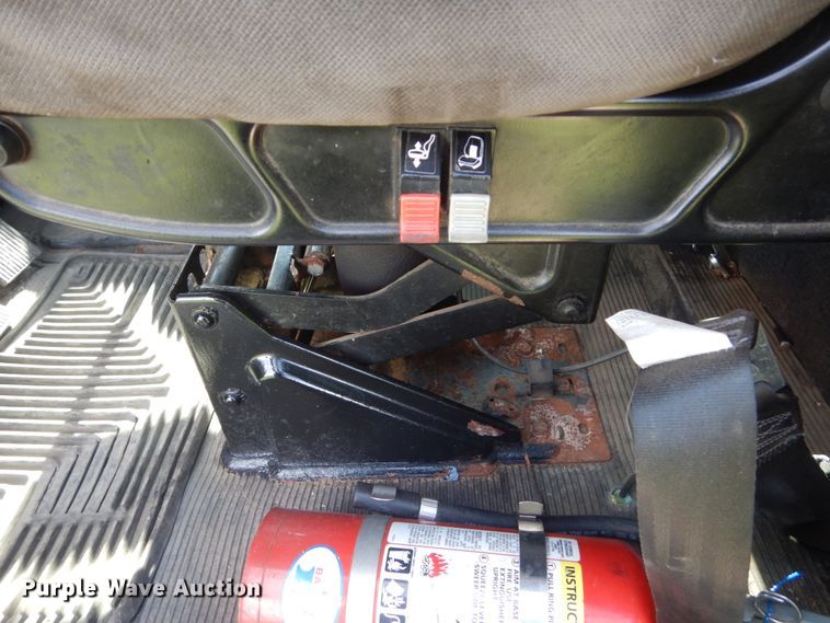 image for item FK9379 2005 Peterbilt 330  truck cab and chassis