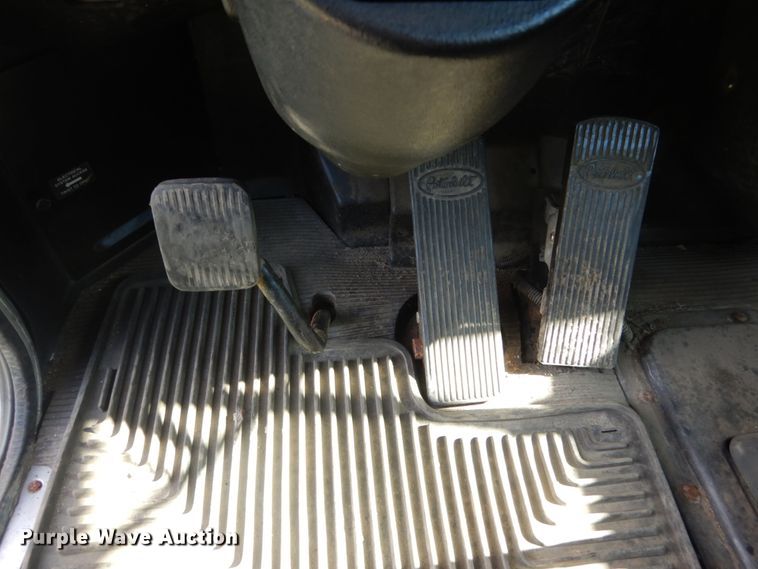 image for item FK9379 2005 Peterbilt 330  truck cab and chassis