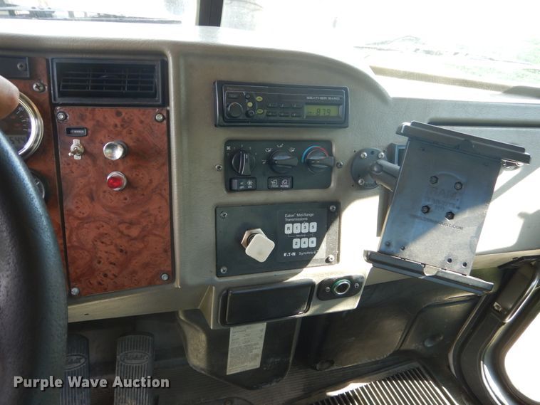 image for item FK9379 2005 Peterbilt 330  truck cab and chassis