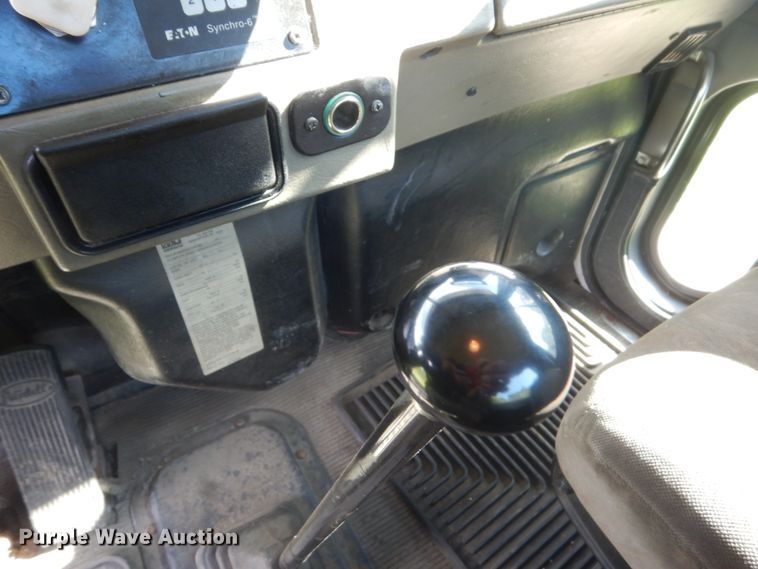 image for item FK9379 2005 Peterbilt 330  truck cab and chassis