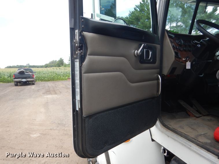 image for item FK9385 2006 Peterbilt 335  box truck