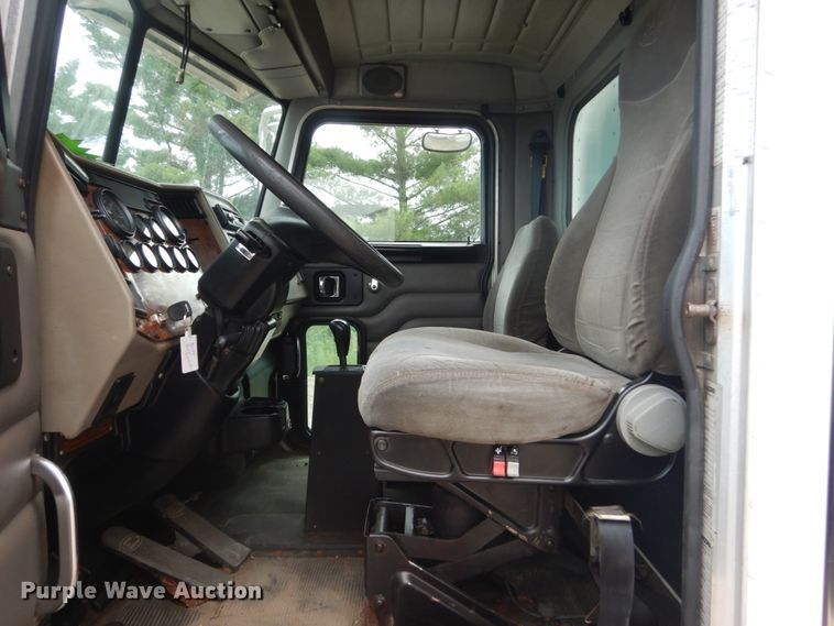 image for item FK9385 2006 Peterbilt 335  box truck