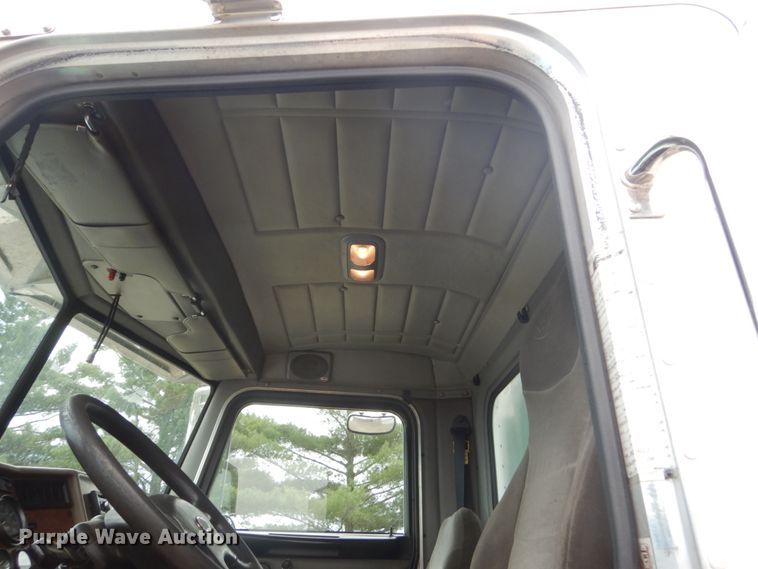 image for item FK9385 2006 Peterbilt 335  box truck