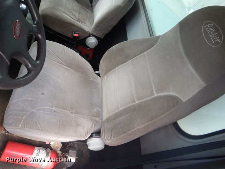 image for item FK9385 2006 Peterbilt 335  box truck