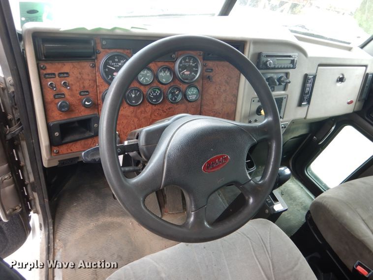 image for item FK9385 2006 Peterbilt 335  box truck