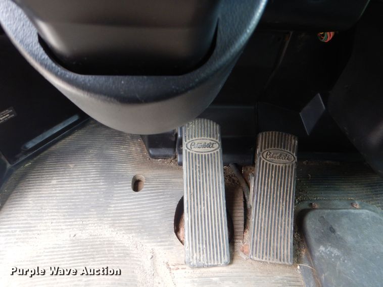 image for item FK9385 2006 Peterbilt 335  box truck