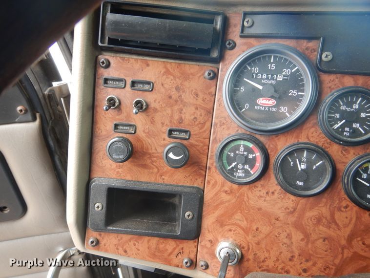 image for item FK9385 2006 Peterbilt 335  box truck