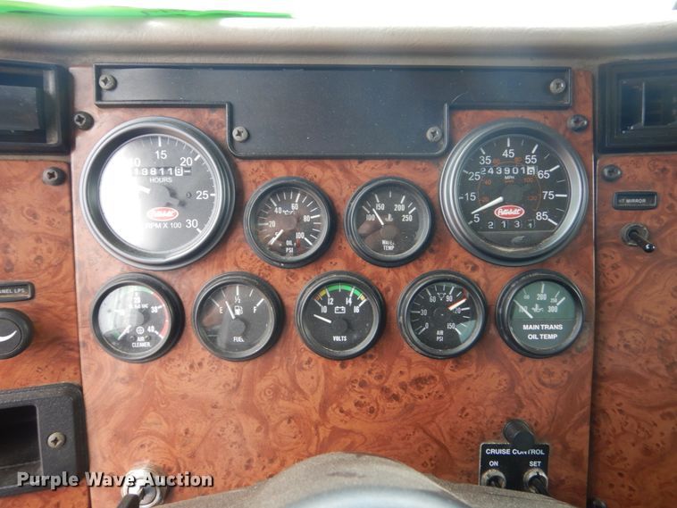 image for item FK9385 2006 Peterbilt 335  box truck