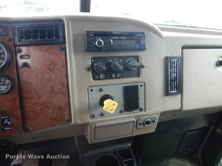 image for item FK9385 2006 Peterbilt 335  box truck