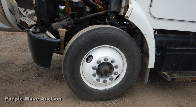 image for item FK9385 2006 Peterbilt 335  box truck