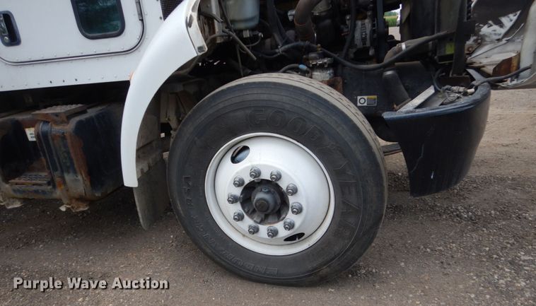 image for item FK9385 2006 Peterbilt 335  box truck