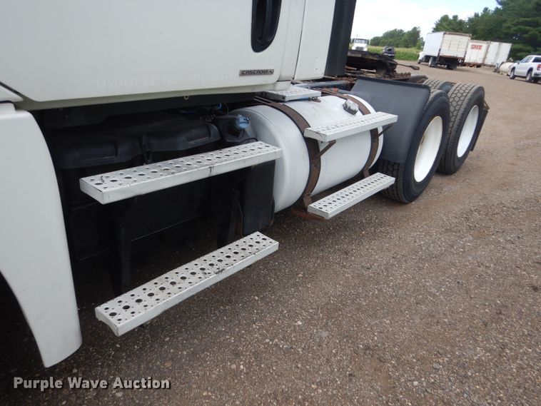 image for item FK9386 2012 Freightliner Cascadia  semi truck