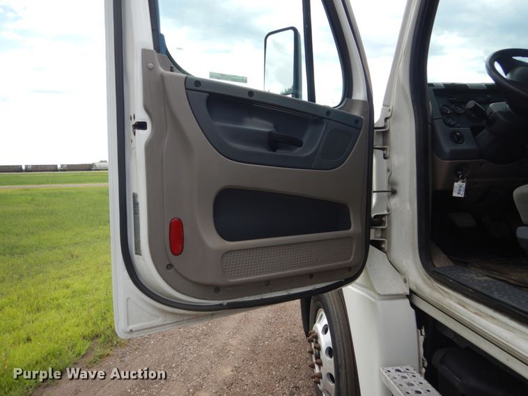 image for item FK9386 2012 Freightliner Cascadia  semi truck