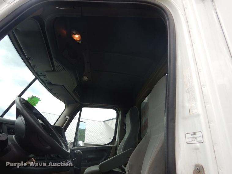 image for item FK9386 2012 Freightliner Cascadia  semi truck