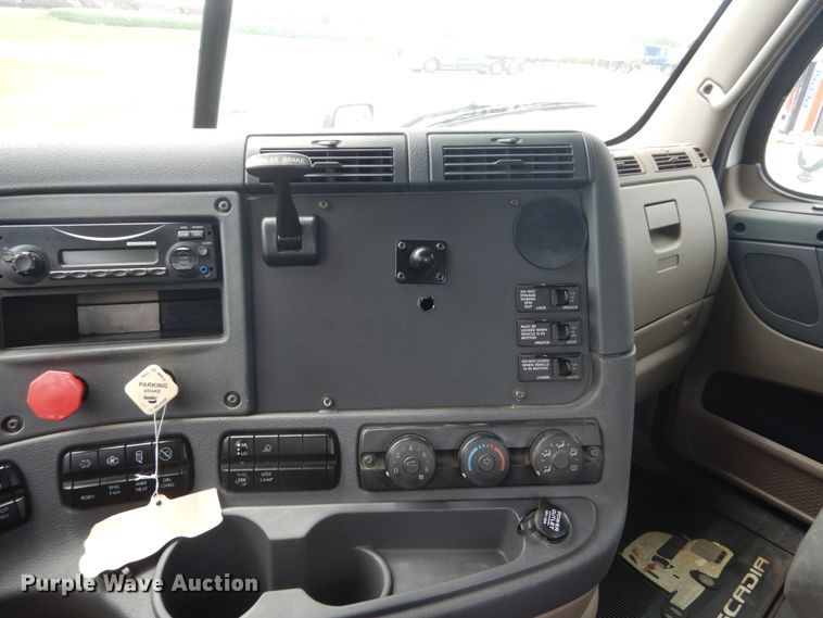 image for item FK9386 2012 Freightliner Cascadia  semi truck