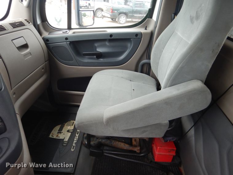 image for item FK9386 2012 Freightliner Cascadia  semi truck