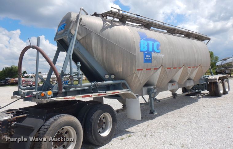 image for item FN9304 1984 Fruehauf pneumatic dry bulk trailer