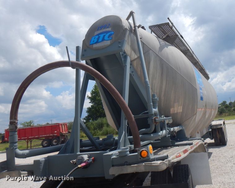 image for item FN9304 1984 Fruehauf pneumatic dry bulk trailer