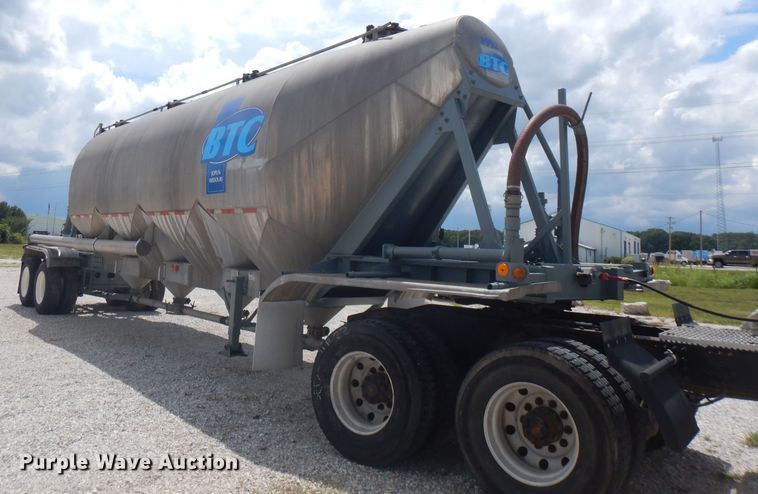 image for item FN9304 1984 Fruehauf pneumatic dry bulk trailer