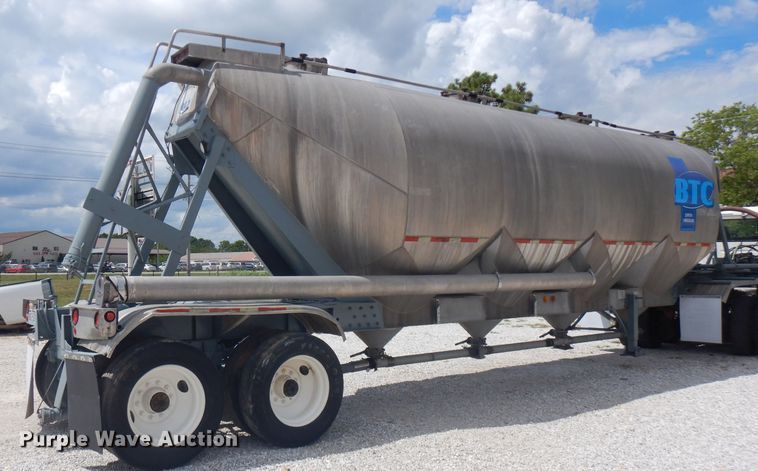 image for item FN9304 1984 Fruehauf pneumatic dry bulk trailer