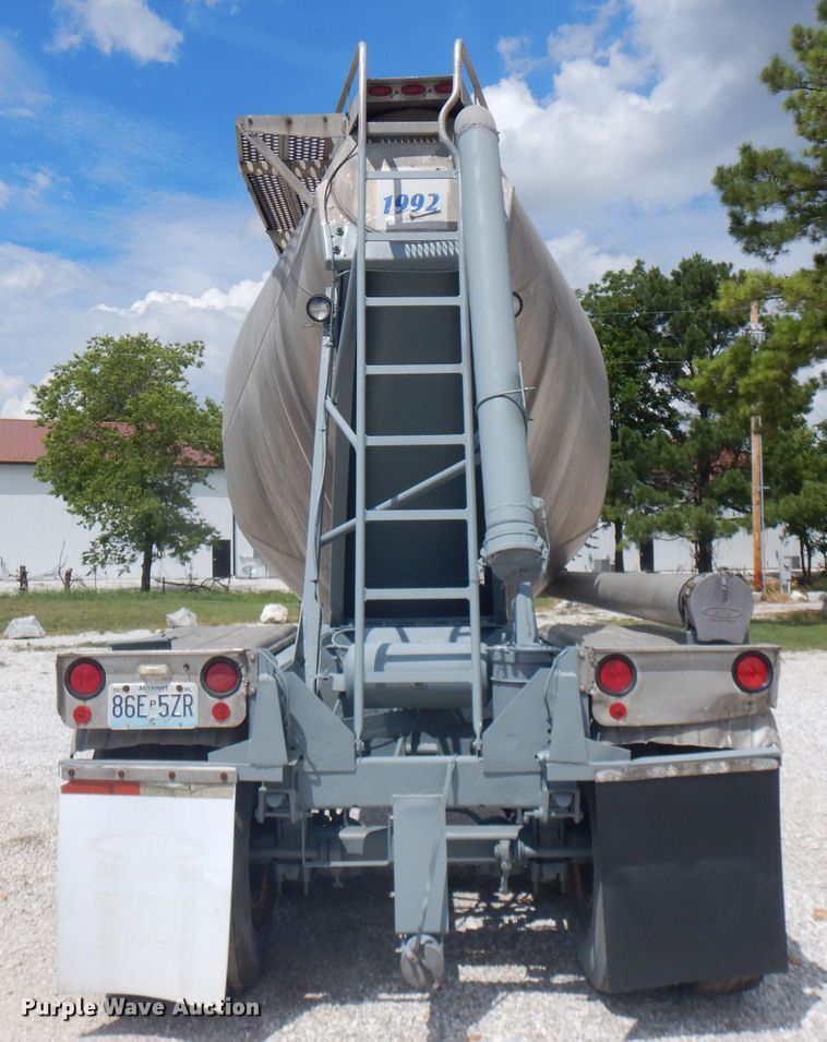 image for item FN9304 1984 Fruehauf pneumatic dry bulk trailer