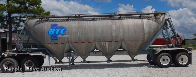 image for item FN9304 1984 Fruehauf pneumatic dry bulk trailer