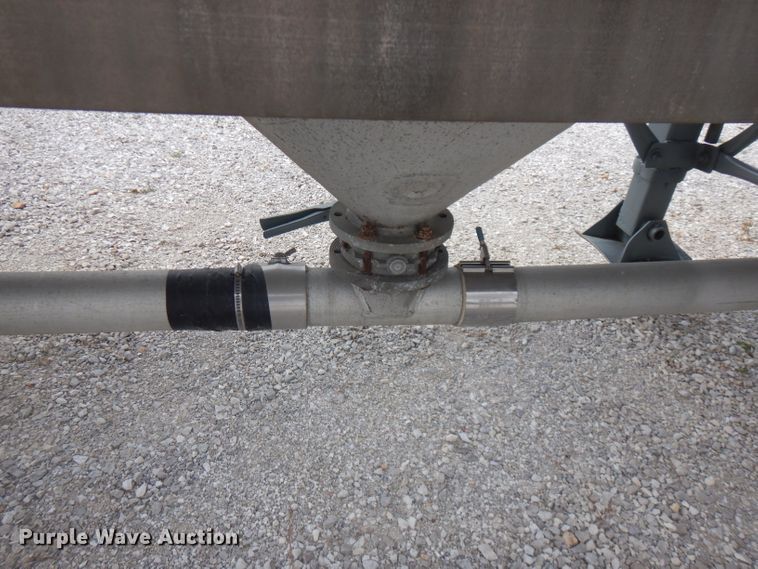 image for item FN9304 1984 Fruehauf pneumatic dry bulk trailer