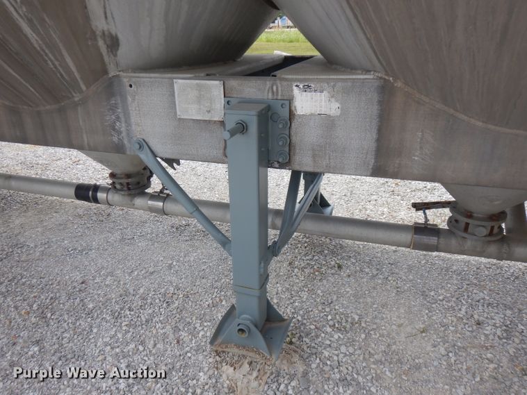 image for item FN9304 1984 Fruehauf pneumatic dry bulk trailer