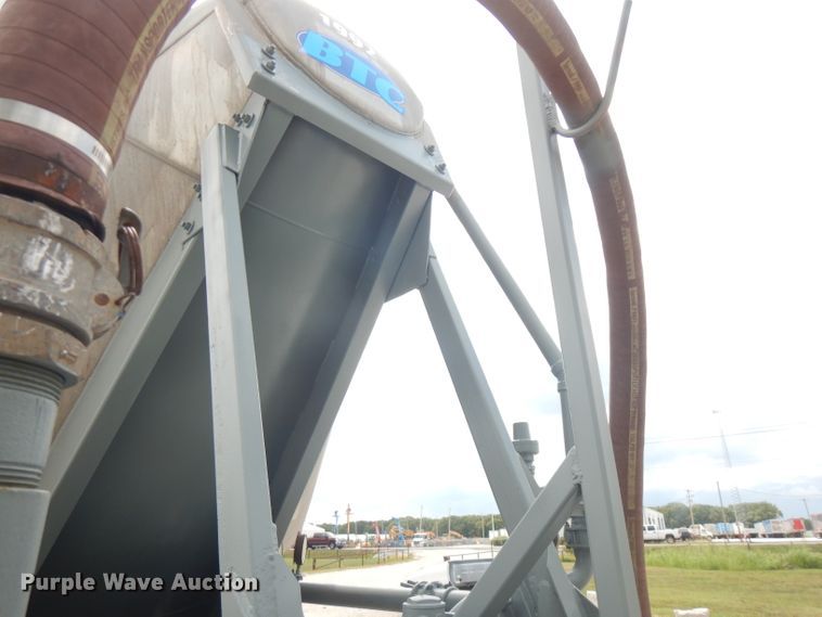 image for item FN9304 1984 Fruehauf pneumatic dry bulk trailer