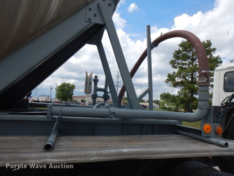 image for item FN9304 1984 Fruehauf pneumatic dry bulk trailer