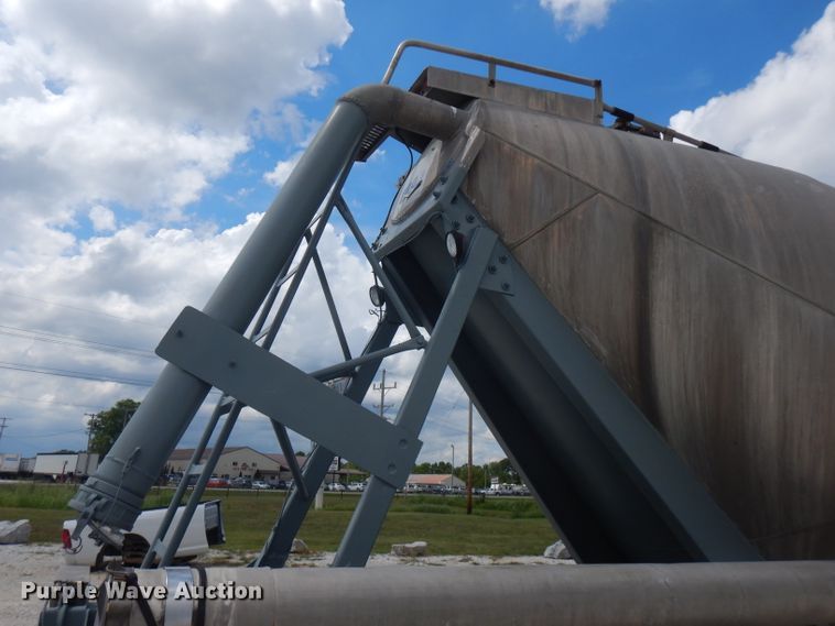 image for item FN9304 1984 Fruehauf pneumatic dry bulk trailer