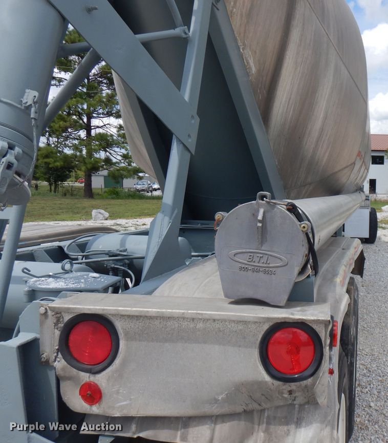 image for item FN9304 1984 Fruehauf pneumatic dry bulk trailer