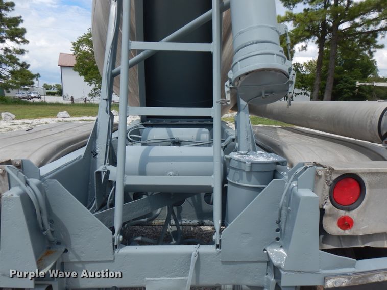 image for item FN9304 1984 Fruehauf pneumatic dry bulk trailer